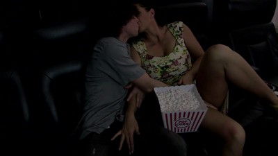 Бессовестная мама начала возбуждать сына, и залезла в трусы к молодому телу во время просмотра эротического фильма и начала дрочить толстый член