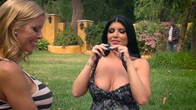 Две девки поймали бродягу за дрочкой у дерева и устроили порево на лужайке