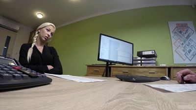 Скрытая камера засняла как красивая блондинка ради кредита занимается сексом в офисе с неизвестным мужиком