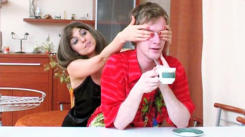 Мамка друга явно намекала, что давно не трахалась, и не прочь вспомнить, как это делается