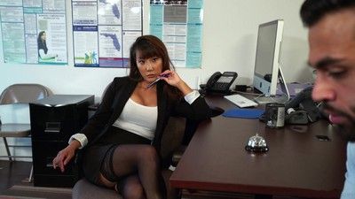 Стройная фигура азиатки завела не на шутку клиента - пришлось вколачивать между ягодиц на столе и залить спермой красивую брюнетку