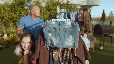 Жара повлияла на молодую соседку: залезла в трусы соседу во время распродажи, и не отцепилась пока не почувствовала толчки богатыря у себя в киске