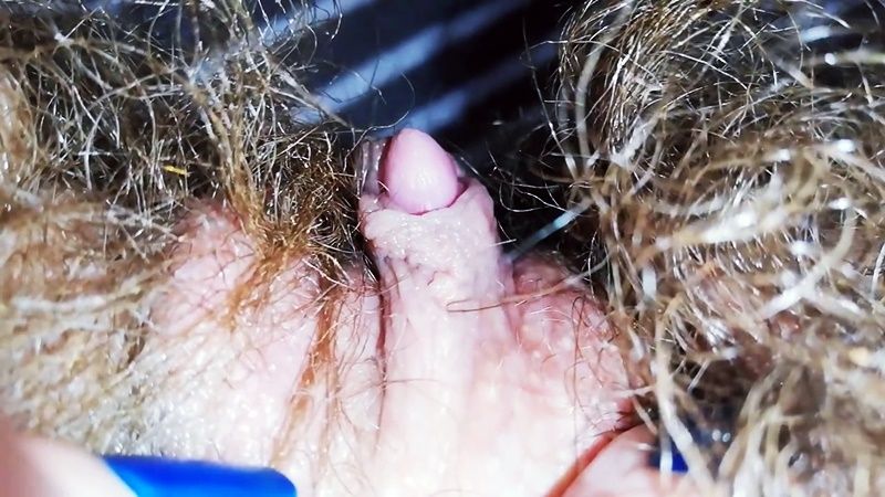 Головка клитора в зарослях крупным планом