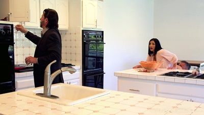 Заведенный любовник жены не дождался когда уйдет муж на работу и нагло вцепился языком , а потом и членом в сладкую жопу стройной красотки