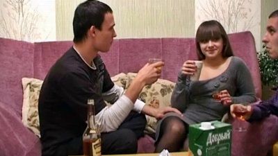 После бутылочки коньяка 19 летняя красотка позволила долбить куда угодно двум молодым жеребцам