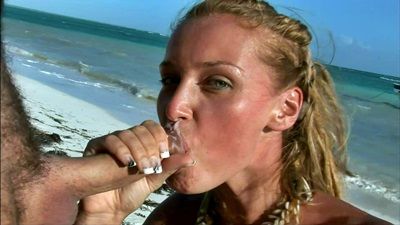 Подарила на прощания оральный секс на  пляже необитаемого острова и оставила одного наслаждаться чудесным пейзажем